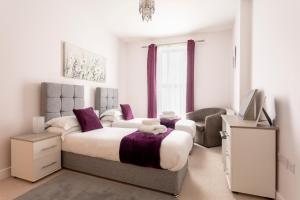 红山Queens Lodge 1-Bed Apartment in Redhill的一间卧室配有一张大床和电视
