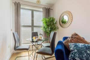 红山Queens Lodge 1-Bed Apartment in Redhill的客厅配有蓝色的沙发和桌子