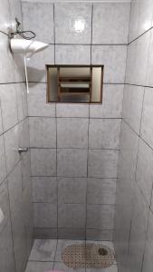 隆德里纳格瑞斯酒店的浴室里设有玻璃门淋浴