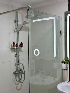 丹吉尔Appart Neuf Lumineux Climatisé 1ère étage的浴室里设有玻璃门淋浴