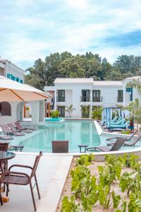 伊塔卡雷Resende Imperial Hotel & Spa的度假村游泳池的图片