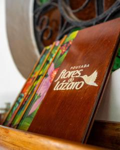 乌巴图巴Pousada Flores do Lázaro的木凳上印有激情希望隆隆的标志