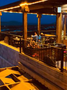 乌奇希萨尔Vasıl Cave Hotel的夜间从餐厅的阳台上欣赏美景