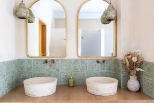 克拉科夫BlissHouse Cracow的浴室设有2个水槽和2面镜子