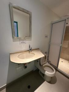 卡塔赫纳Hotel CastilloMar的一间带水槽和镜子的卫生间的浴室