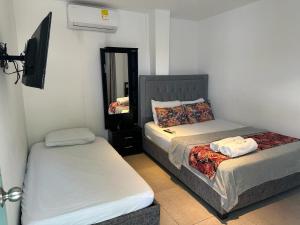 卡塔赫纳Hotel CastilloMar的一间卧室配有两张床和镜子