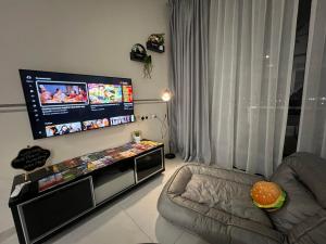 古晋Gala City best place gala residence的客厅配有平面电视和椅子。