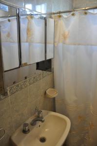科隆HUGO 3的一间带水槽、镜子和淋浴的浴室