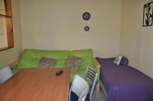 科隆HUGO 3的客厅配有绿色沙发和桌子