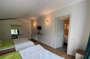 巴库里阿尼2.040的一间卧室配有两张床和电视。