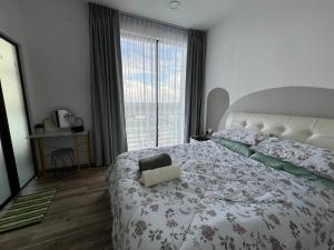 古晋Gala City best place gala residence的一间卧室设有一张大床和一个大窗户