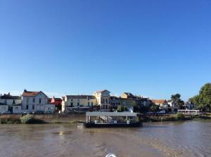 雷泽Trentemoult : Charmante grande maison avec vue sur Loire 105 m2的河上船,有建筑背景