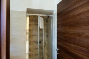 拉奎拉La Villetta Food & Drink Rooms for Rent - No Reception -的带淋浴的浴室和玻璃门
