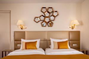 巴黎瑞典圣日耳曼酒店的一间卧室配有带2个枕头的床