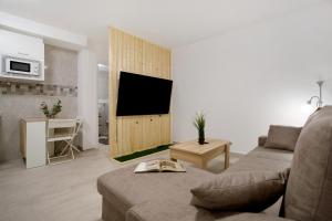 卡勒达德福斯特Casa David Prieto 2 Habitaciones的客厅配有沙发和墙上的电视