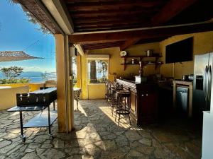 勒拉旺杜Villa La Renarde的海景厨房