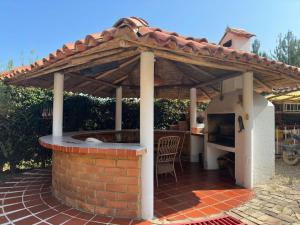 拉基拉Finca Villa Maria - Cabaña的庭院设有带比萨饼烤箱的户外厨房