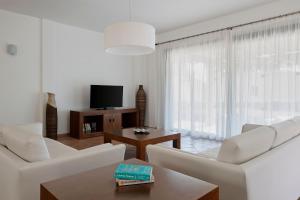 卡拉加尔达纳Prinsotel Villas Cala Galdana的客厅配有白色家具和电视