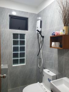 Phumĭ Ta PhŭlKittya Homestay的带淋浴和卫生间的浴室以及电视。