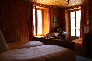 埃沃莱讷海梅特吉酒店的客房设有两张床、椅子和窗户。