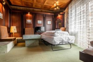 斯图加特斯帕尔酒店的一间卧室配有一张床、一张桌子和一台电视