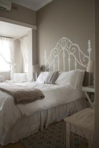 彼得马里茨堡坦克莱迪住宿加早餐旅馆的一间卧室配有一张带白色床头板的大床