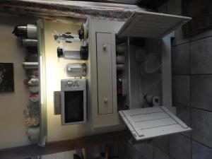 HollandscheveldBed&Breakfast 't Eikeltje的厨房设有开放式门和炉灶。