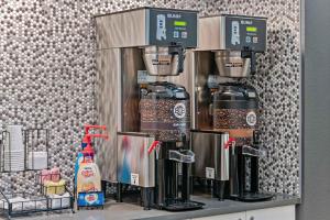 迈尔斯堡Extended Stay America Premier Suites - Fort Myers - Airport的台面上咖啡机