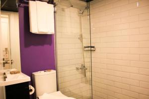 科尼亚THINK HOTEL的一间带卫生间和玻璃淋浴间的浴室