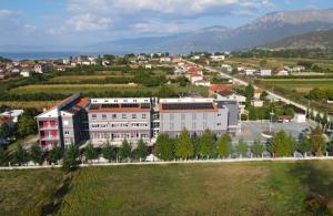 波格拉德茨Kompleksi CFN ALBANIA的享有小镇空中景色,设有一座大型建筑