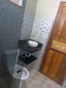 Morro dʼAntaCasa de Andressa的一间带卫生间和玻璃淋浴间的浴室
