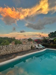 尼格瑞尔大法比奥酒店的一座享有日落美景的游泳池