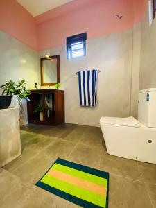 瓦都瓦Erin Orr Villa的一间带卫生间和水槽的浴室