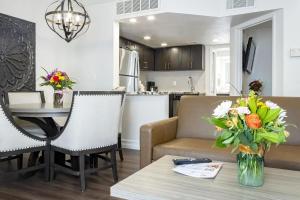 拉斯维加斯WG Flamingo_Bay Resorts的厨房以及带花瓶桌子的客厅。