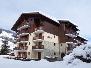 阿雷什Appartement Arêches-Beaufort, 2 pièces, 4 personnes - FR-1-342-154的一座大建筑,地面上积雪