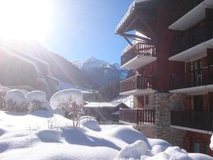 阿雷什Appartement Arêches-Beaufort, 2 pièces, 4 personnes - FR-1-342-154的一座有雪覆盖的建筑,背着太阳