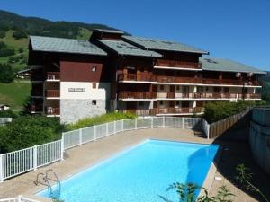 阿雷什Appartement Arêches-Beaufort, 2 pièces, 4 personnes - FR-1-342-154的大楼前设有游泳池的酒店