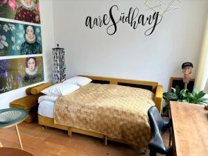 伯尔尼SONNEN Loft Bern - Bed & Breakfast的卧室,配有一张床和一个读婚标志