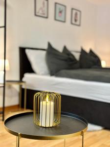 布雷根茨Charmante Wohnung am Hafen的一张桌子上的蜡烛,放在床前
