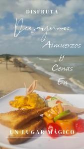 CamaronesMar Azul - Playa y Turismo的海滩上的一盘食物,包括鸡蛋和水果