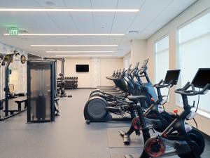 亚特兰大Tru By Hilton Atlanta Airport College Park的健身房设有一排健身自行车和跑步机