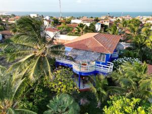 阿拉卡蒂MERMAID HOUSE, casa charmoso, wifi, parking, jardim, cozinha, central CANOA QUEBRADA的棕榈树房屋的空中景致