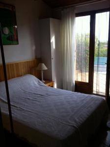 圣玛丽亚波焦CHAMBRE HOTES CARPE DIEM的一间卧室设有一张床和一个大窗户