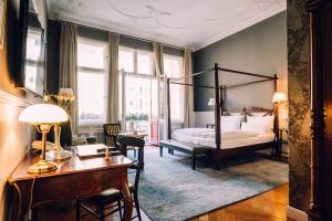 柏林柏林选帝侯大道亨利酒店的一间卧室配有四柱床和一张书桌