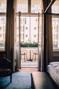 柏林柏林选帝侯大道亨利酒店的卧室设有通往阳台的门