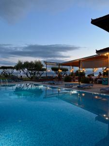 帕莱罗斯Hotel Filoxenia Paleros的度假村的一个大型游泳池