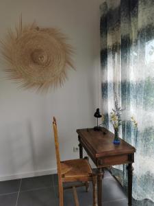 阿尔勒La verdine的客房设有木桌和木椅。