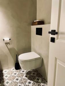 霍尔斯泰因地区诺伊斯塔特Neue Hafenliebe的一间位于客房内的白色卫生间的浴室