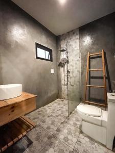 清迈BOSS HOTEL CHIANGMAl的一间带卫生间和玻璃淋浴间的浴室