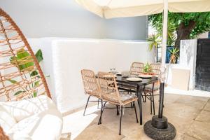 科斯镇Kosnian City Suites B的庭院配有桌椅和遮阳伞。
